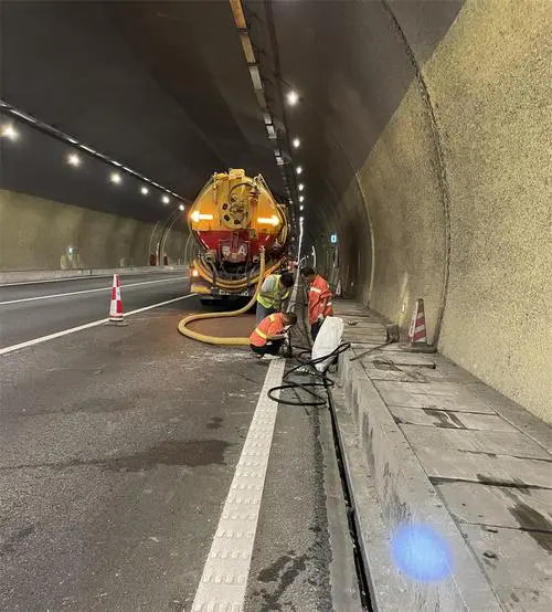 新源隧道排水渠清淤